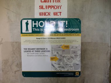 Honolulu - 18 Şubat 2018: Bu Manoa 'daki Hawaii Üniversitesi' nde umumi tuvalet tabelası değil.