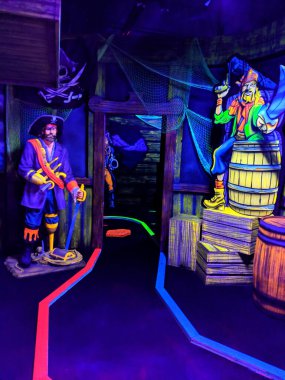 Honolulu - 26 Şubat 2019: Neon Korsan Mini Golf Sahası.
