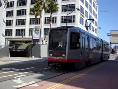 San Francisco - 6 Nisan 2010: T Muni Light-rail treni Mission Bay 'de 4..            
