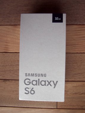 Honolulu - 14 Aralık 2017 Samsung Galaxy S6 Kutusu. Samsung, merkezi Samsung Town, Seul 'da bulunan çok uluslu bir Güney Kore holdingidir. Çoğu Samsung markası altında birleşen, çok sayıda bağlantılı işletmeden oluşur ve bu büyük bir şirkettir.