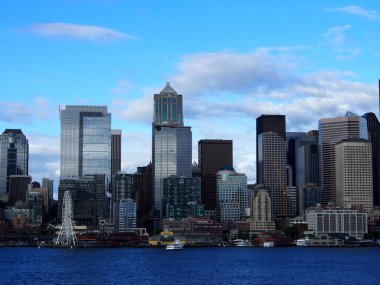 Seattle şehir merkezi, Washington, ABD - 18 Mayıs 2019: Waterfront, Ferris Wheel, ve denizden görünen şehir manzarası.