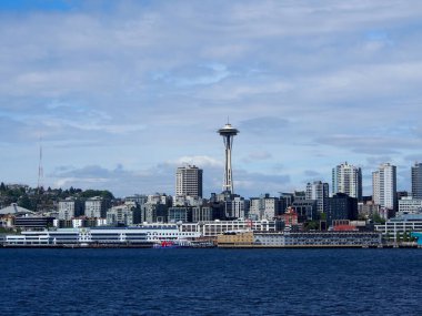 18 Mayıs 2019 Seattle, WA: Seattle şehir merkezindeki binaların su manzarası, Space Needle, Puget Sound ve botlar.