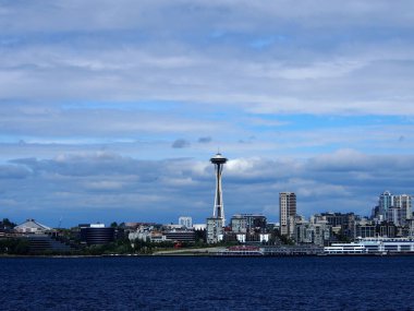 18 Mayıs 2019 Seattle, WA: Seattle şehir merkezindeki binaların su manzarası, Space Needle, Puget Sound ve botlar.