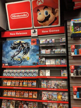 Honolulu - 7 Nisan 2017: Nintendo Switch, Bayonetta 2 ve diğer video oyunu ürünleri Gamestop mağazasında sergileniyor.  