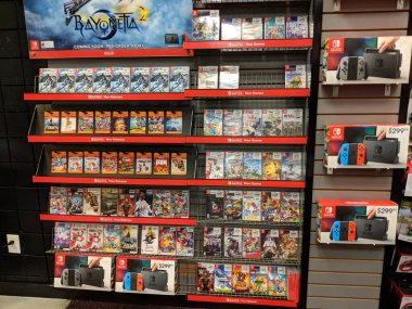 Honolulu - 7 Nisan 2017: Nintendo Switch, Bayonetta 2 ve diğer video oyunu ürünleri Gamestop mağazasında sergileniyor.  
