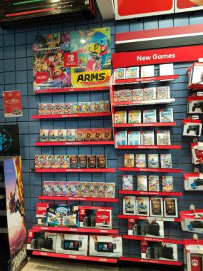 Honolulu - 7 Nisan 2017: Nintendo Switch ve diğer video oyunu ürünleri Gamestop mağazasında sergileniyor.  