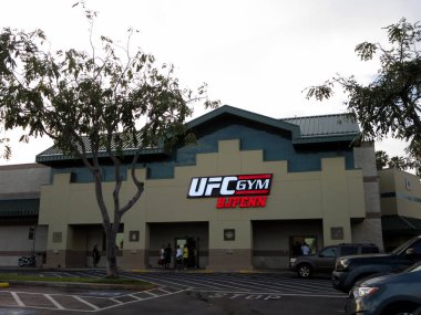 Oahu - 29 Nisan 2014: UFC Spor Salonu BJ Penn 'in dışı. Spor salonu, tam kapsamlı bir grup fitness sınıfı, özel MMA eğitimi, kişisel ve grup dinamik eğitimi artı MMA tarzı gençlik programlama sunan bir zincir imtiyazının bir parçasıdır.,