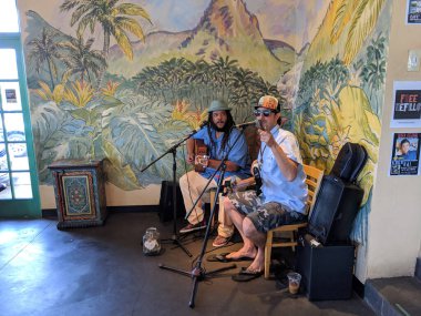 Honolulu - 21 Nisan 2019 Honolulu, Hawaii 'deki Cafe Morey' de Kılavuz Band Jams.