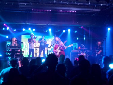 Honolulu - 22 Şubat 2018: Mike Love Band Honolulu, Hawaii 'deki Crossroads at Hawaiian Brians' da kapalı mekanda müzik çalıyor. 