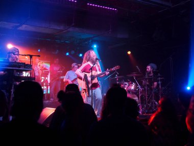 Honolulu - 22 Şubat 2018: Mike Love Band Honolulu, Hawaii 'deki Crossroads at Hawaiian Brians' da kapalı mekanda müzik çalıyor. 