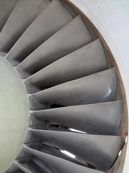 Großaufnahme Von Turbinen Und Propellerflügeln Eines Kampfjet Triebwerks Mit Verschleißerscheinungen — Stockfoto