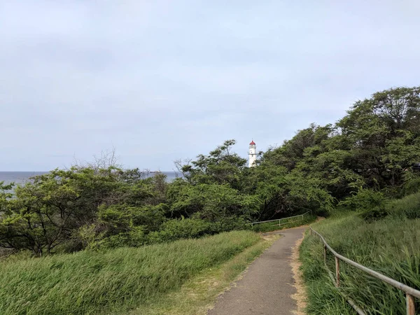 夏威夷瓦胡岛钻石头滩公园通往海洋的道路 — 图库照片