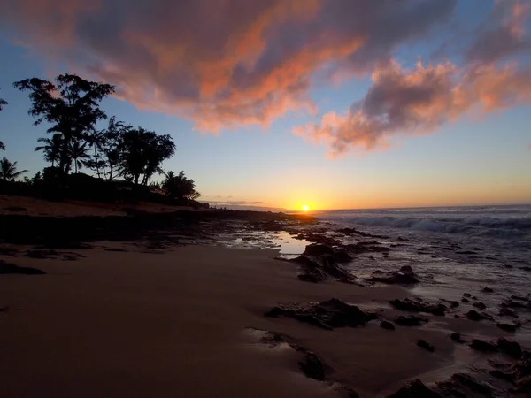 Hermoso Atardecer Sobre Océano Playa Con Olas Moviéndose Orilla Sunset — Foto de Stock