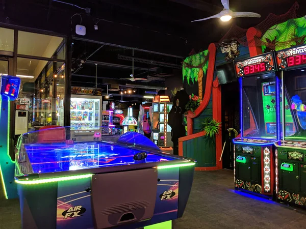 Honolulu Febrero 2019 Air Hockey Yahtzee Arcade Machines Dentro Zona — Foto de Stock