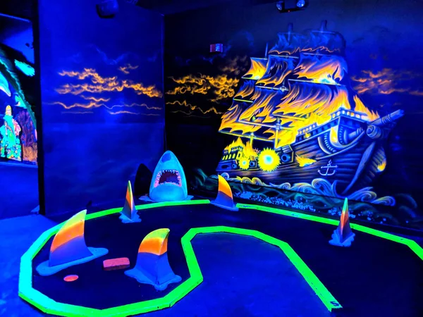Honolulu Febrero 2019 Neon Pirate Ship Shark Mini Golf Course — Foto de Stock
