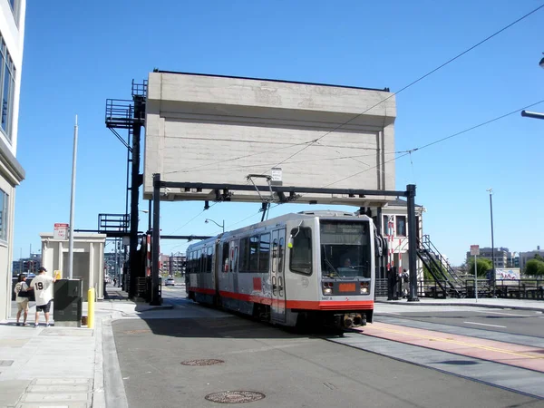 San Francisco Abril 2009 Tren Ligero Muni Cruza Puente Calle — Foto de Stock