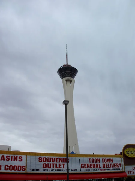 Las Vegas Abril 2006 Souvenir Outlet Stratosphere Tower Cloudy Sky — Fotografia de Stock