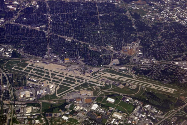 セントルイス 2014年6月13日 セントルイス ランバート国際空港と周辺都市の空中 — ストック写真