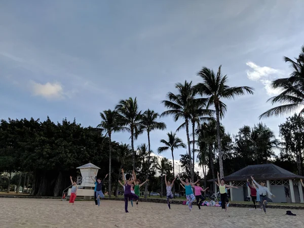 Waikiki Marzo 2018 Grandes Grupos Turistas Hacen Yoga Playa Honolulu —  Fotos de Stock