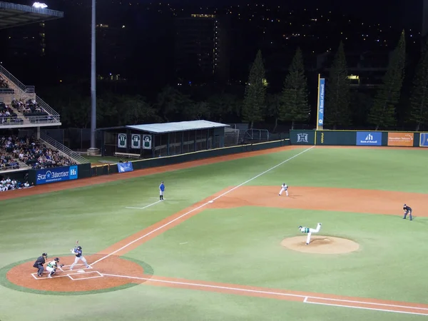 Honolulu Februar 2018 Pitcher Wirft Bei Einem Nachtspiel Baseball Les — Stockfoto