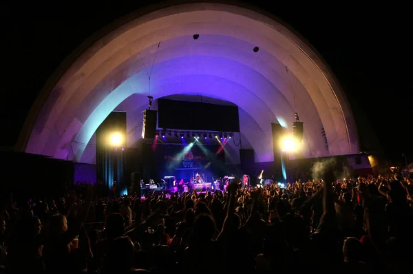 Waikiki Oahu Februari 2013 People Wave Hands Air Band Plays — Stok Foto