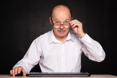  Bilgileri gözlük sayesinde görüntüleyin. İş yerinde haber öğrenme.