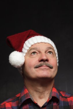 Mutlu bir yeni yıl kap erkekte gülüyor.