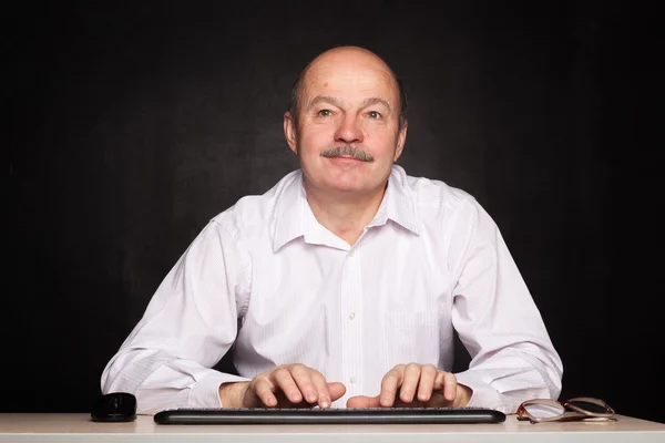 Człowiek w białej koszuli działa na komputerze, wpisywanie tekstu na klawiaturze — Zdjęcie stockowe