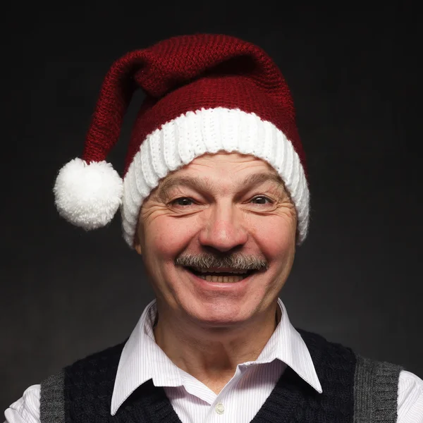 Homme heureux dans une casquette du Nouvel An riant . — Photo