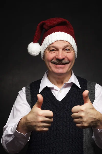 Homme heureux dans une casquette du Nouvel An riant . — Photo