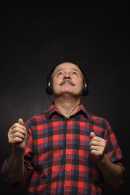 Büyük kulaklıklar müziğin keyfini çıkarın