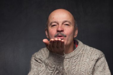 örme kazak yaşlı adam bir hava öpücük gönderir