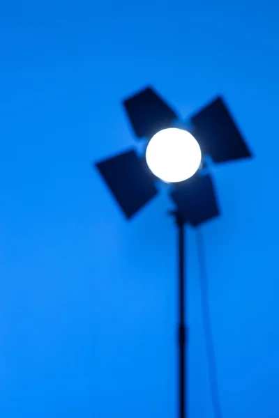 Blurred outlines of lighting monoblock on blue background — Stock Photo, Image