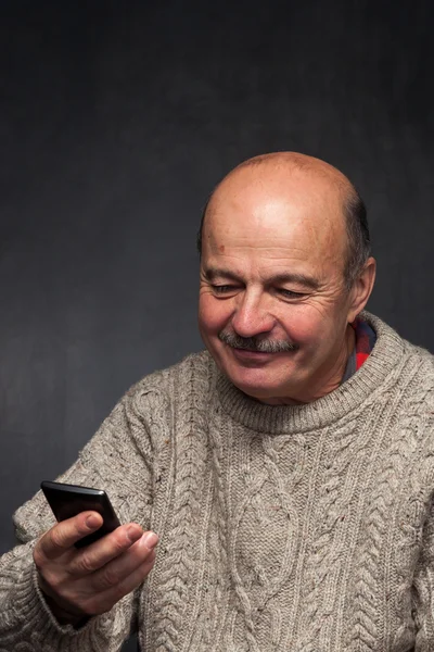 Старший с телефоном. Счастливое лицо старика . — стоковое фото