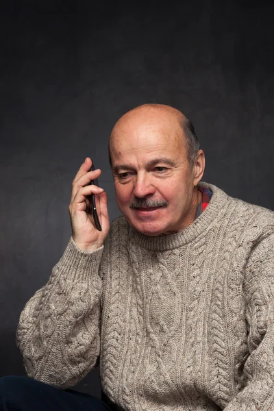 Äldre man skriker i telefonen i ilska. — Stockfoto