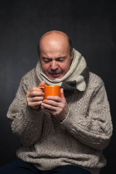 Anciano en una bufanda de lana bebiendo medicina para el resfriado . —  Fotos de Stock