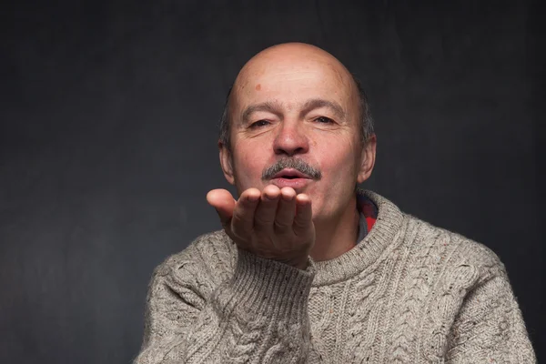 örme kazak yaşlı adam bir hava öpücük gönderir