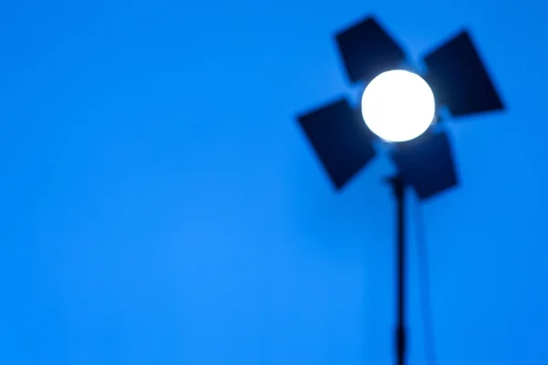 Blurred outlines of lighting monoblock on blue background — Stock Photo, Image