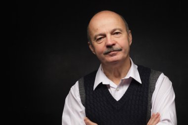  Öğretim görevlisi siyah tebeşir duvarda duruyor