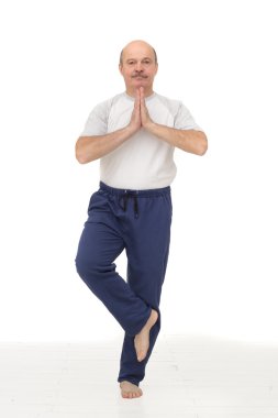 Pratik yoga ya da fitness yaşlı adam. 