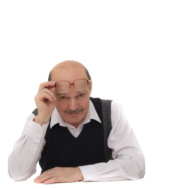 yaşlı kel adam hayatı hakkında tavsiyeler verir.