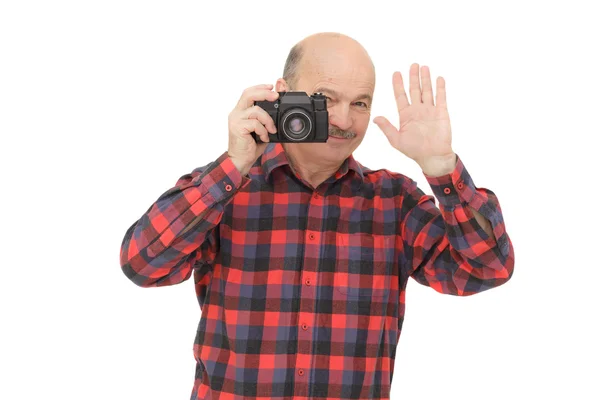 Oudere man kijkt naar de zoeker van de camera op zoek naar het miraculeuze beeld. — Stockfoto