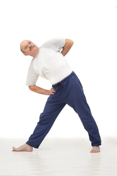 Homem idoso praticando ioga ou fitness . — Fotografia de Stock