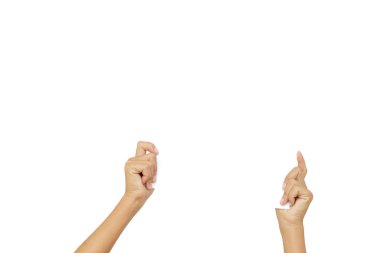 Adam beyaz bir tabak tutar.