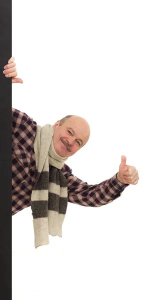 Lyckligt leende man i en varm halsduk. — Stockfoto