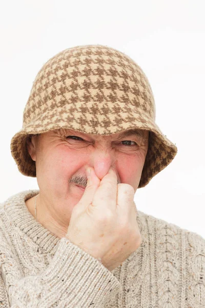 老人双手鼻塞由于难闻的气味 — 图库照片