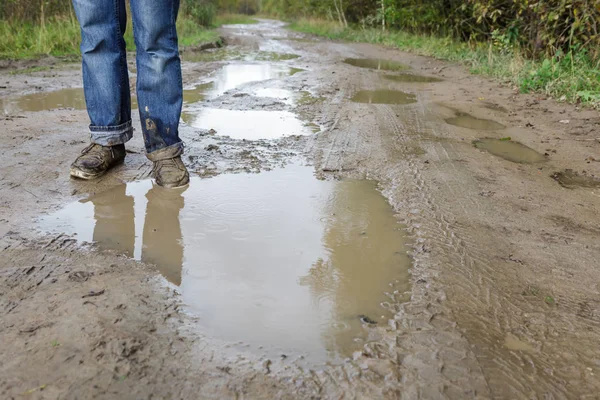 Homem de sapatos sujos em pé na lama — Fotografia de Stock