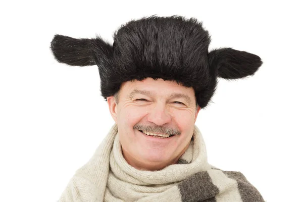 Ηλικιωμένος άνδρας για ζεστό γούνινο καπέλο με earflaps. — Φωτογραφία Αρχείου