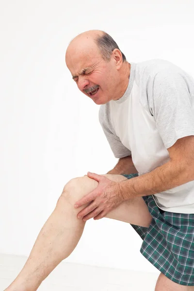 Hombre frota dolor de rodilla. Llora por el dolor —  Fotos de Stock
