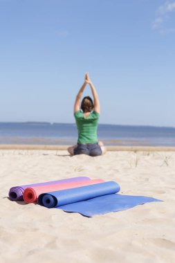 Sabah Sahilde meditasyon. 